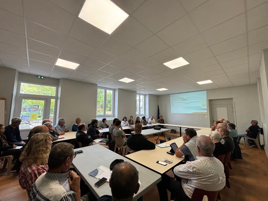 40 membres du COPIL sont réunis devant la présentation de l'animatrice du site Natura 2000 dans la salle de réunion de la mairie de Saint Pé Saint Simon (47)