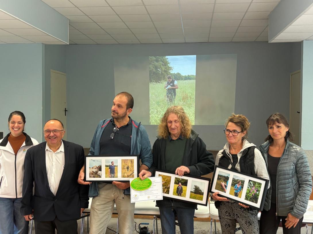 Les candidats au concours de prairies fleuries reçoivent leur portrait en récompense pour leur participation
